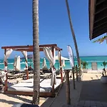 Spacious 2 Bedroom Condo With Pool Close To Beach