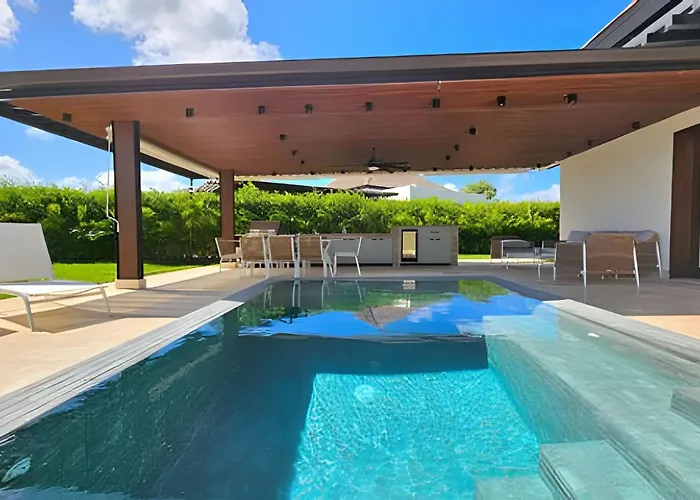 Elegante Villa Privada De 4 Dormitorios Con Piscina Y Jacuzzi
