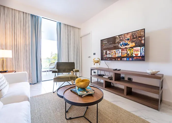 Beautiful Beach Apt With Private Jacuzzi, Pool & Golf