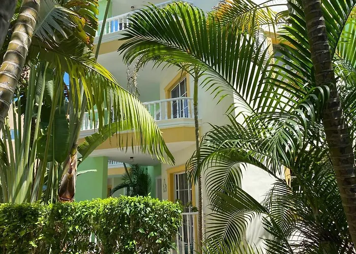 Spacious 2 Bedroom Condo With Pool Close To Beach