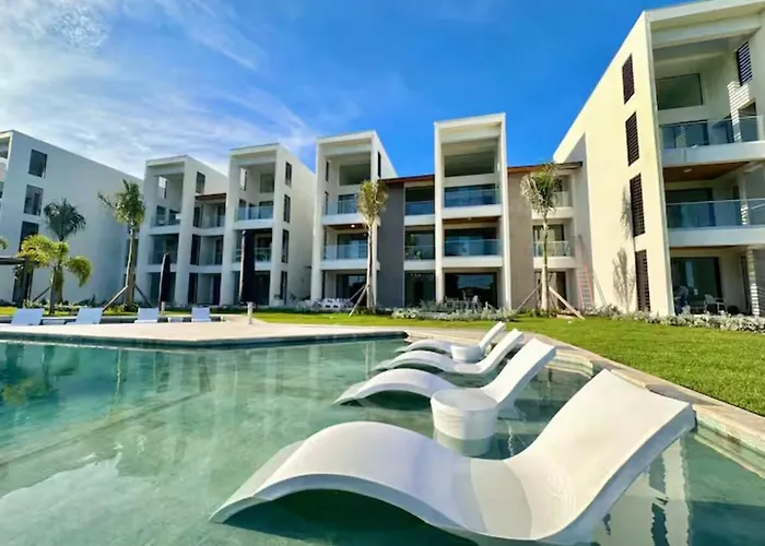 Modern 2Br With Golf View, Pool Front Oasis