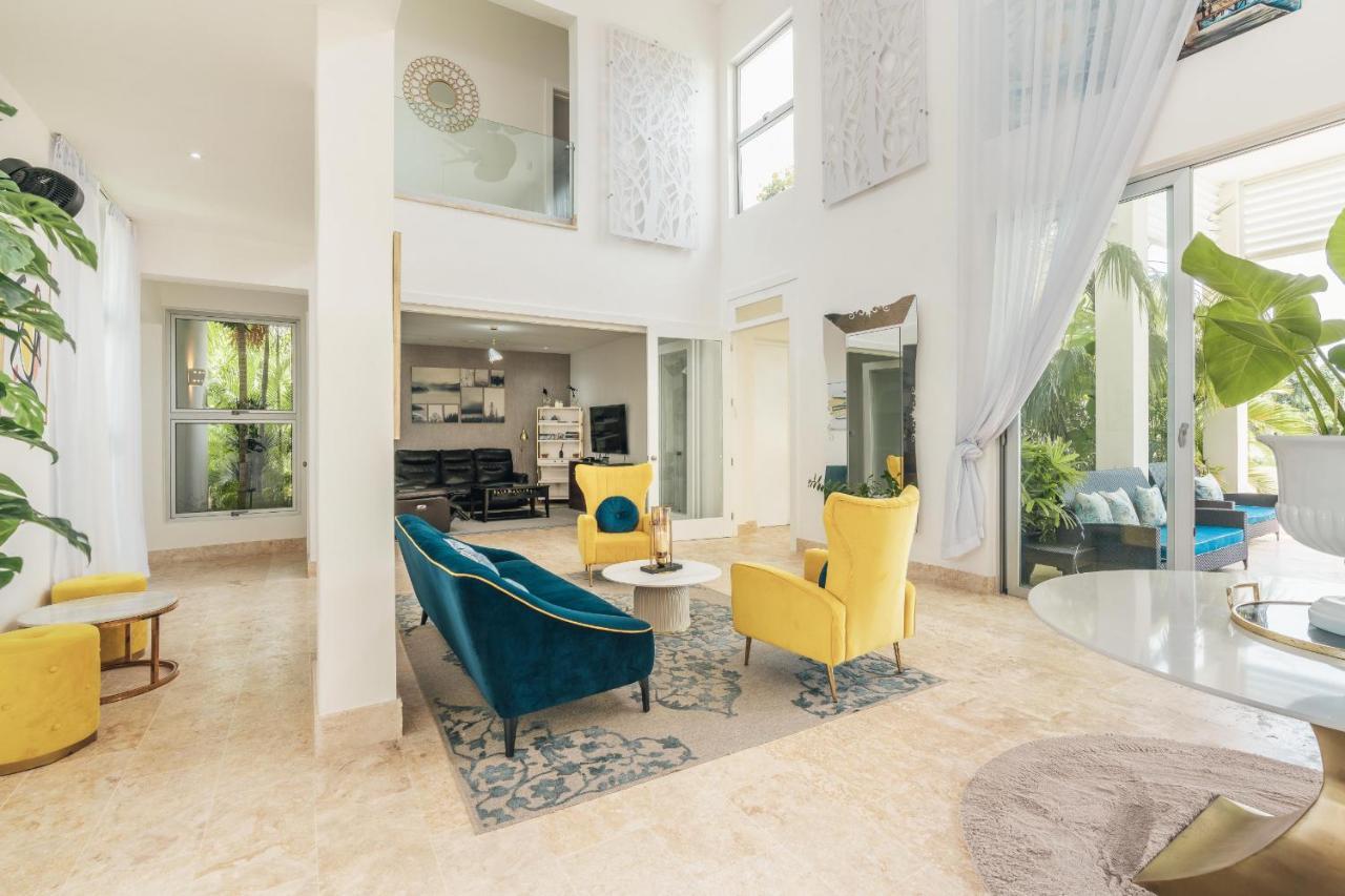 Villa Luxury Lakefront Vacation Paradise!