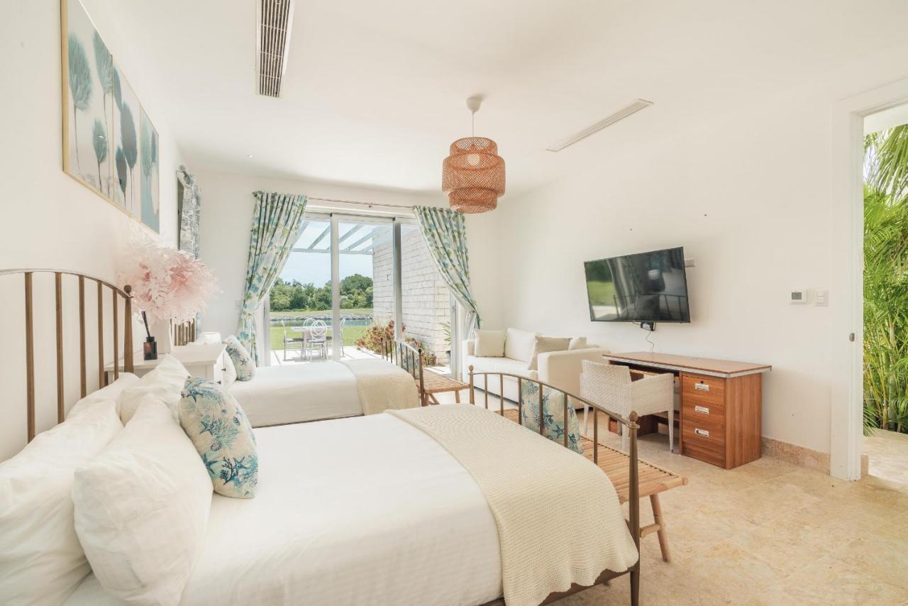 Villa Luxury Lakefront Vacation Paradise! *