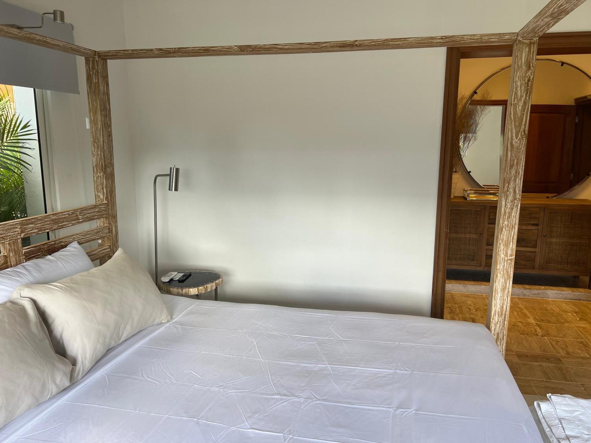 Suite, Pool And