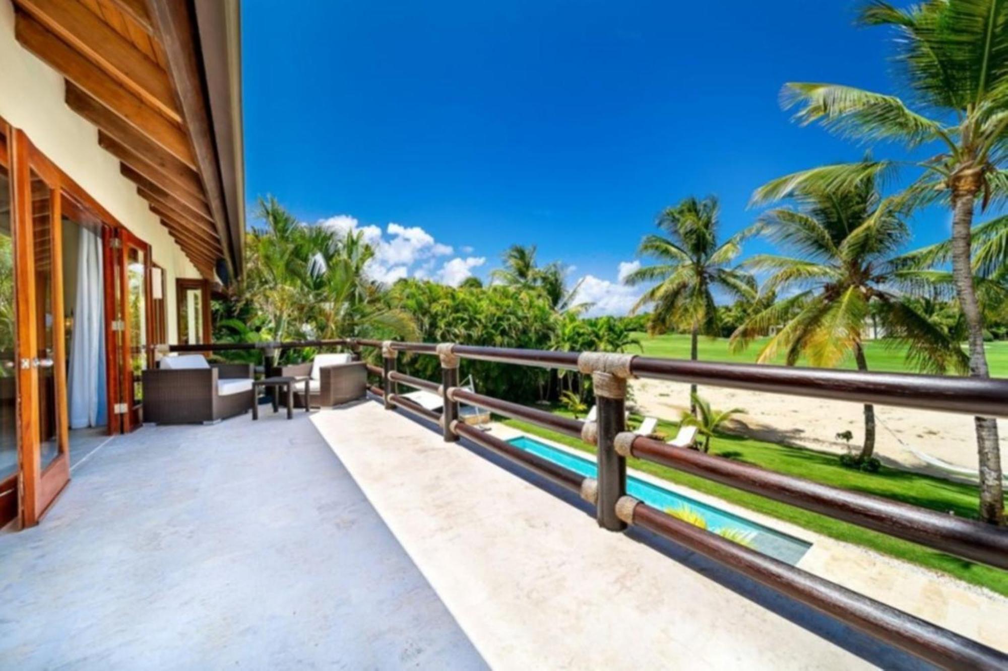 Imagine Being In The Middle Of Paradise With The Soft Sea Breeze *