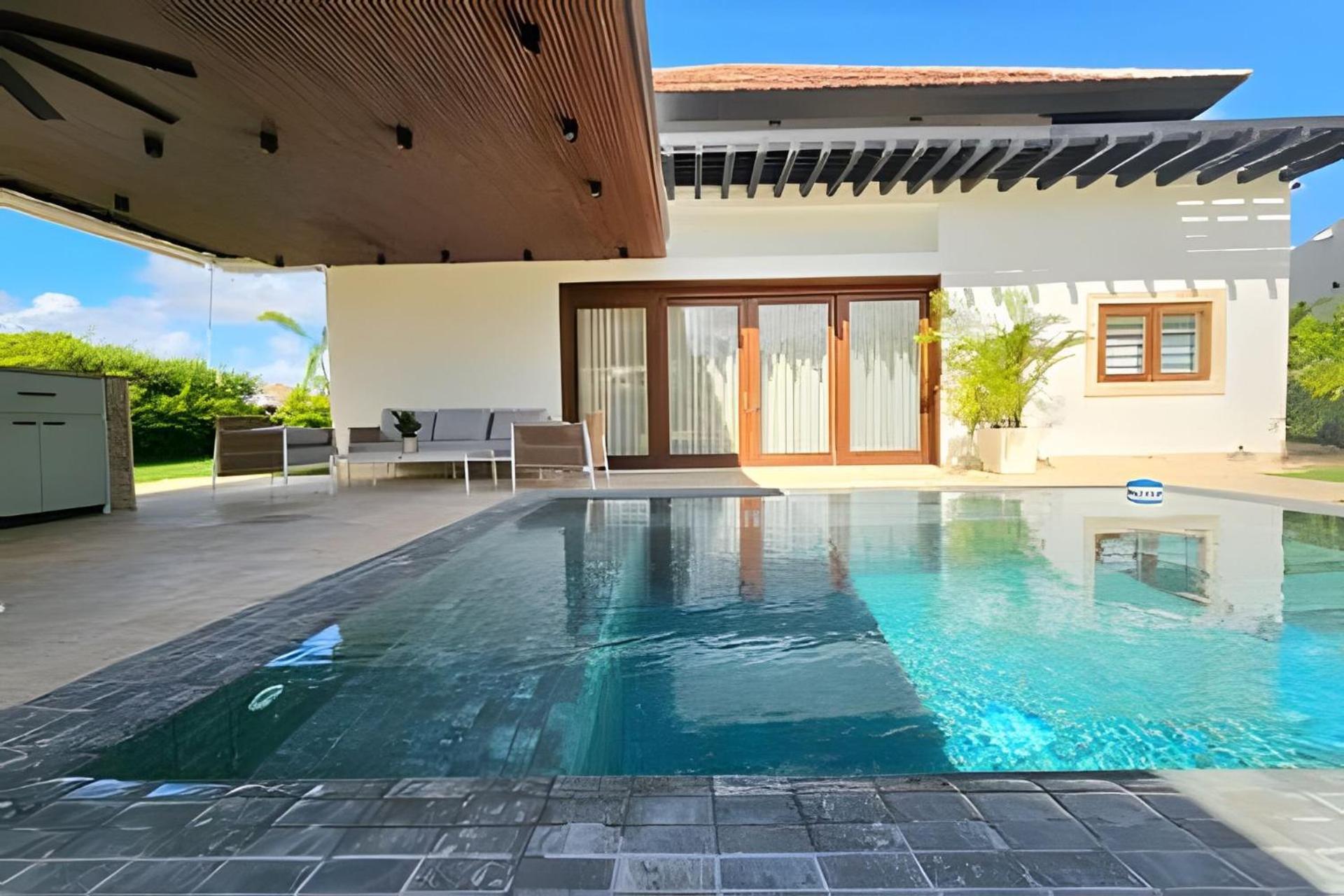 Elegante Privada De 4 Con Piscina Y Jacuzzi