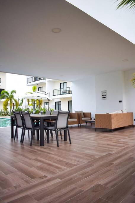 Downtown Vibrant Apartment!