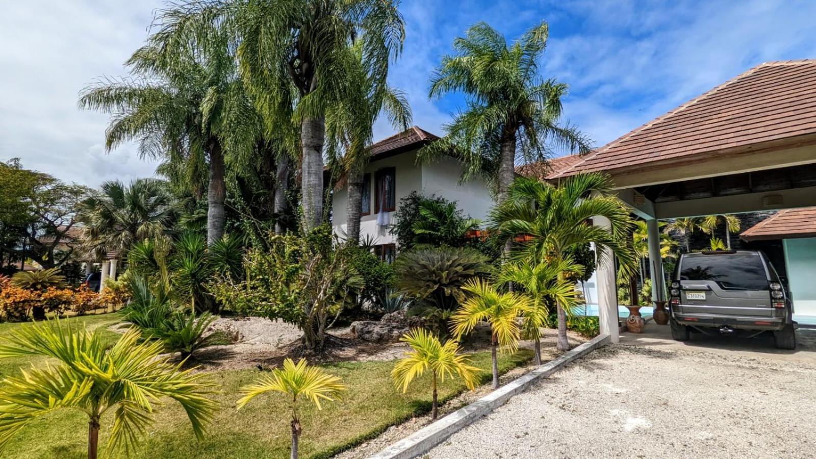 Private 4br Villa *
