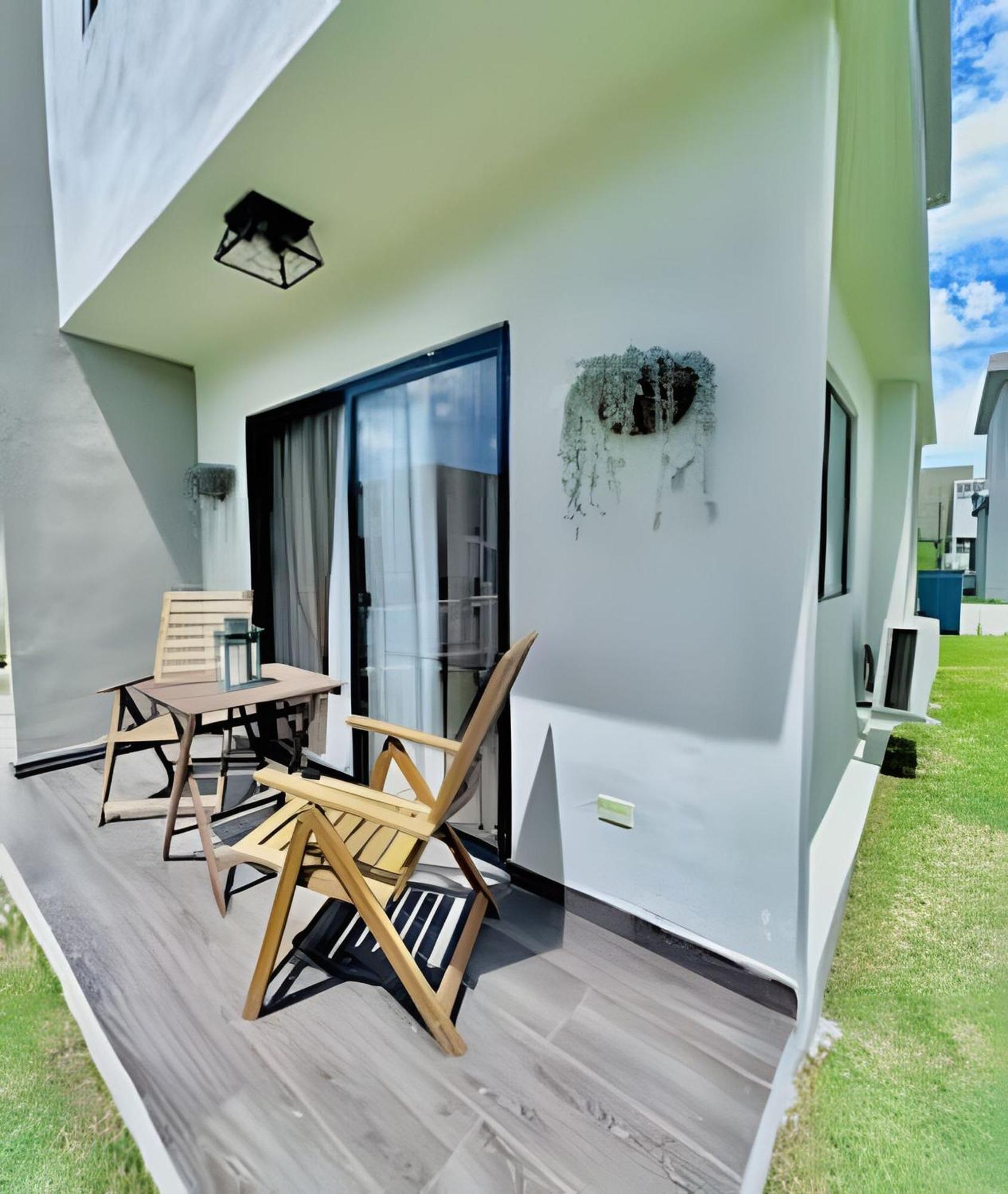 V01: Poolside Fun & Bbq For Families Villa *