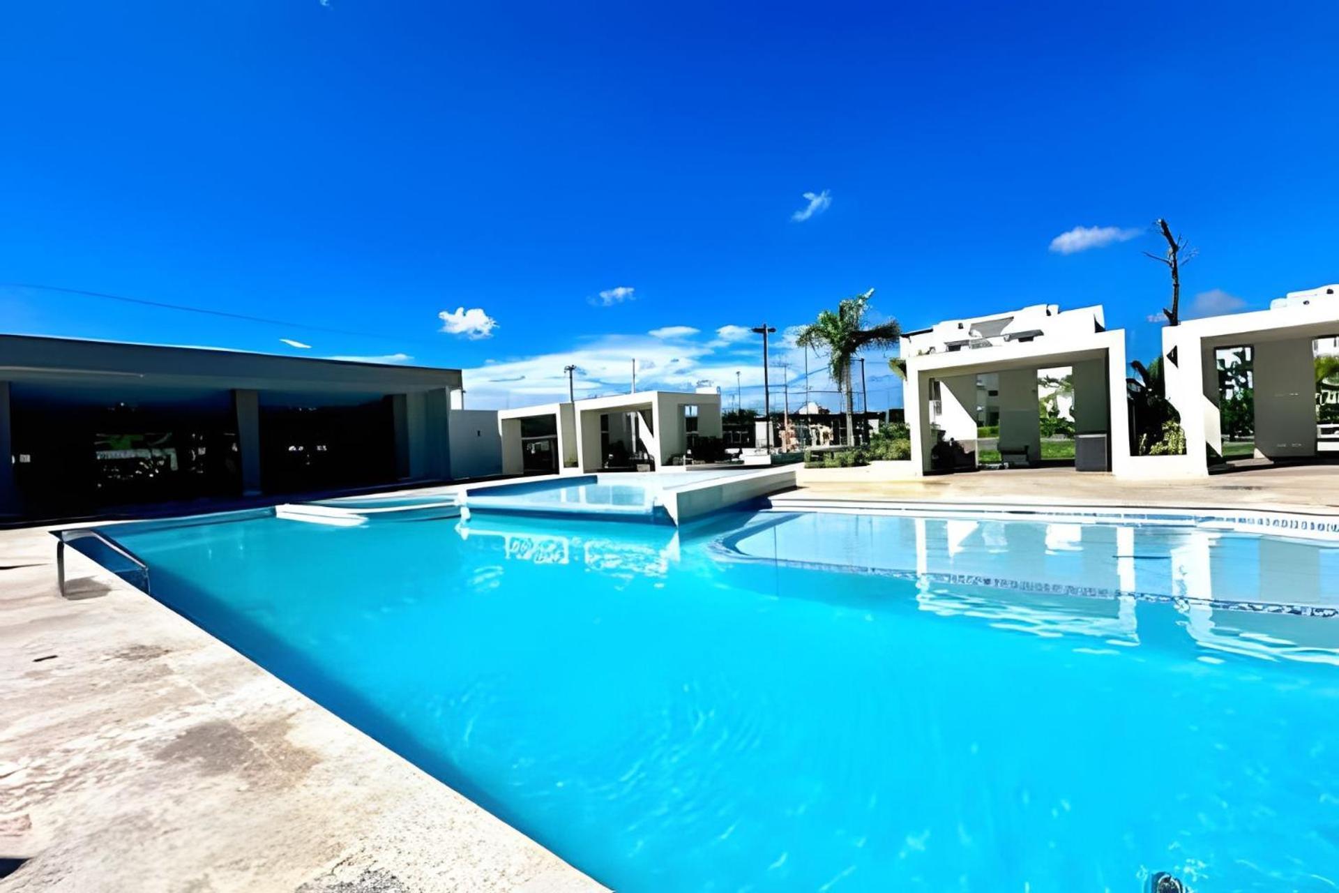 V01: Poolside Fun & Bbq For Families *