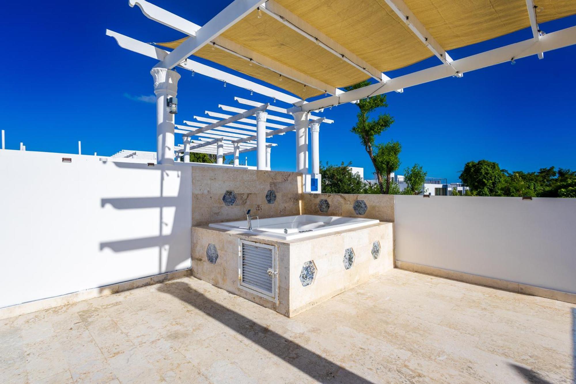Relaxing 3-bedroom With Pool & Rooftop Jacuzzi In A Secluded Setting