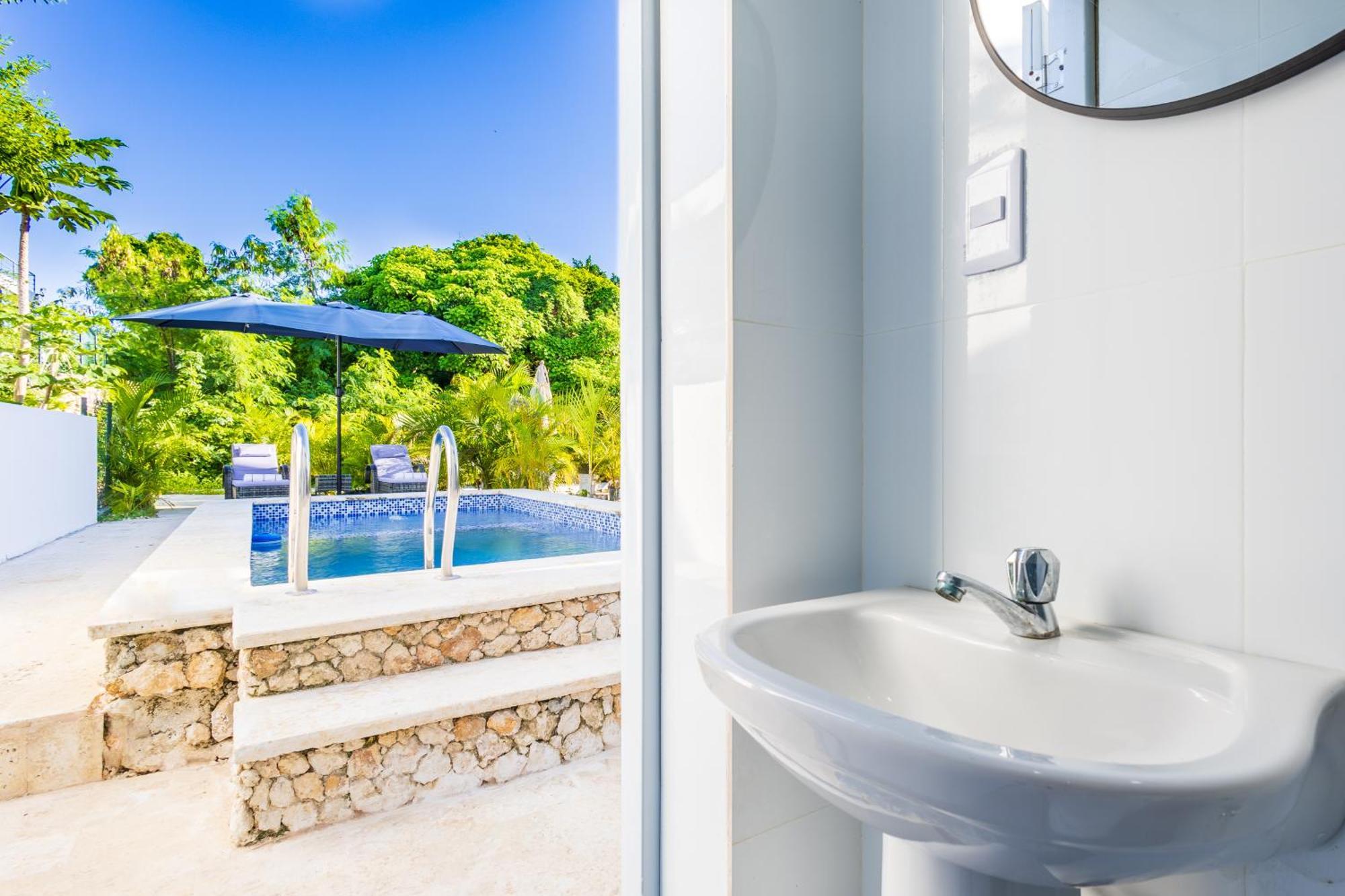 Relaxing 3-bedroom With Pool & Rooftop Jacuzzi In A Secluded Setting Villa