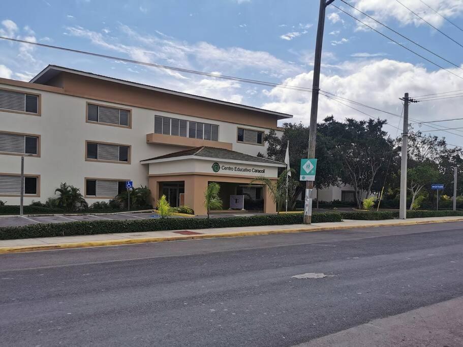 Cozy Little Spot! 2br, 1st Level, Near Airport Apartamento