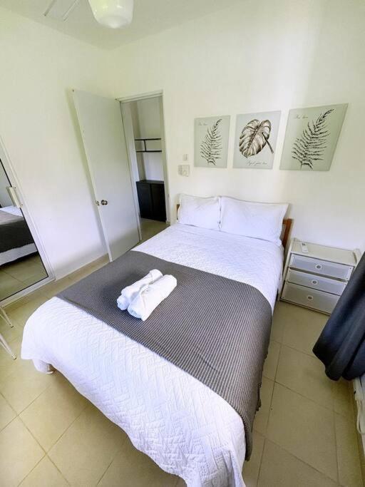 Cozy Little Spot! 2br, 1st Level, Near Airport