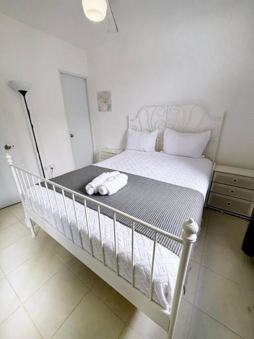 Cozy Little Spot! 2br, 1st Level, Near Airport Apartamento