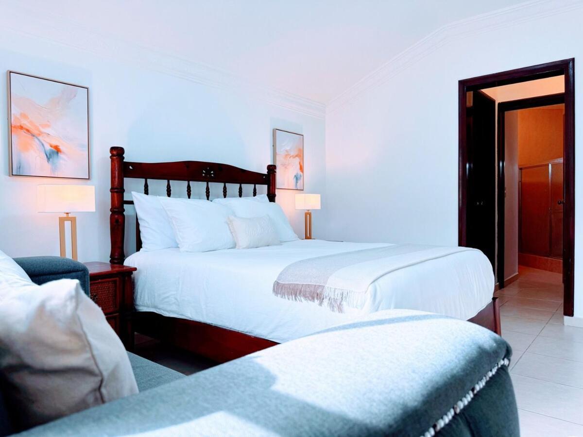 Rooftop, Pool View, Walk To Beach, Dining, Shops Apartamento