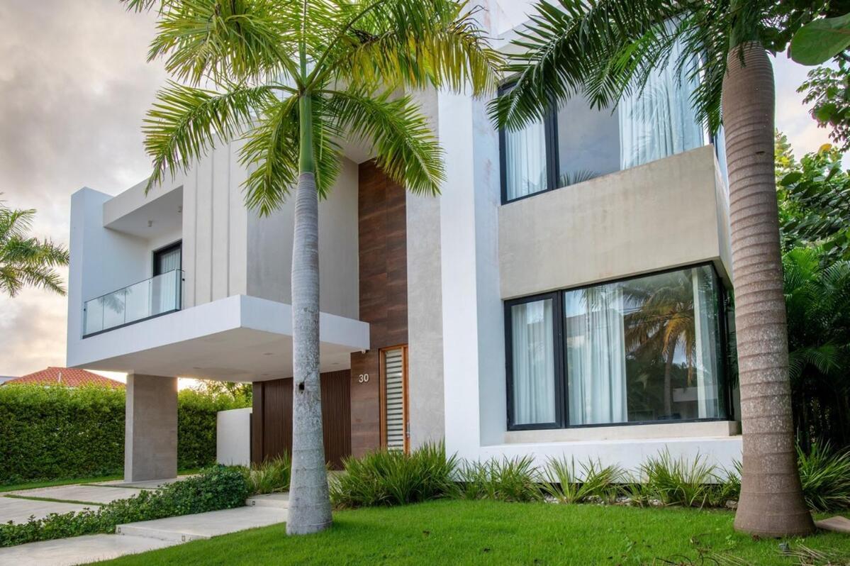 Modern Louis 6-bdr In With Maid Villa