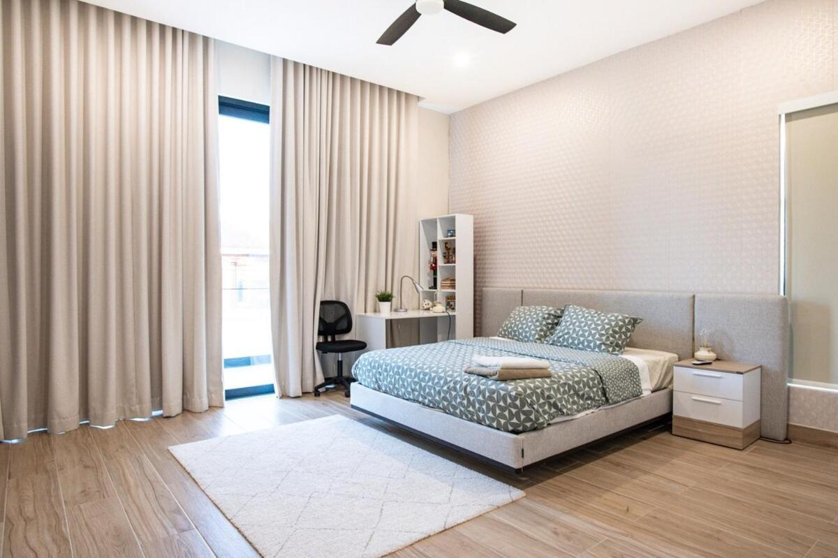 Modern Louis 6-bdr In With Maid *