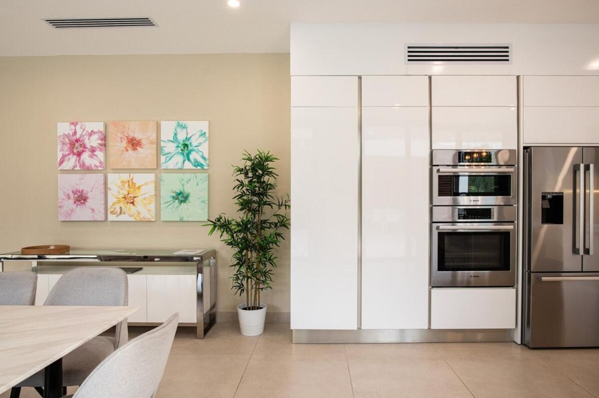Modern Louis 6-bdr In With Maid *