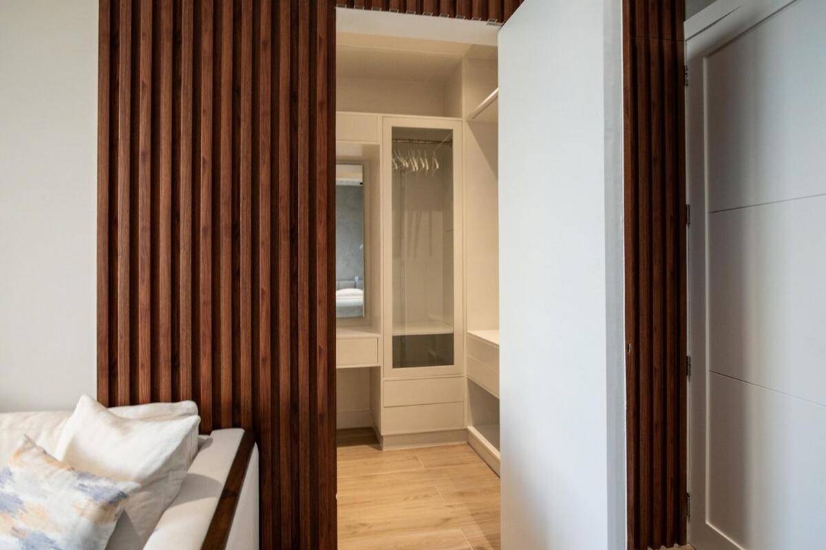 Modern Louis 6-bdr In With Maid