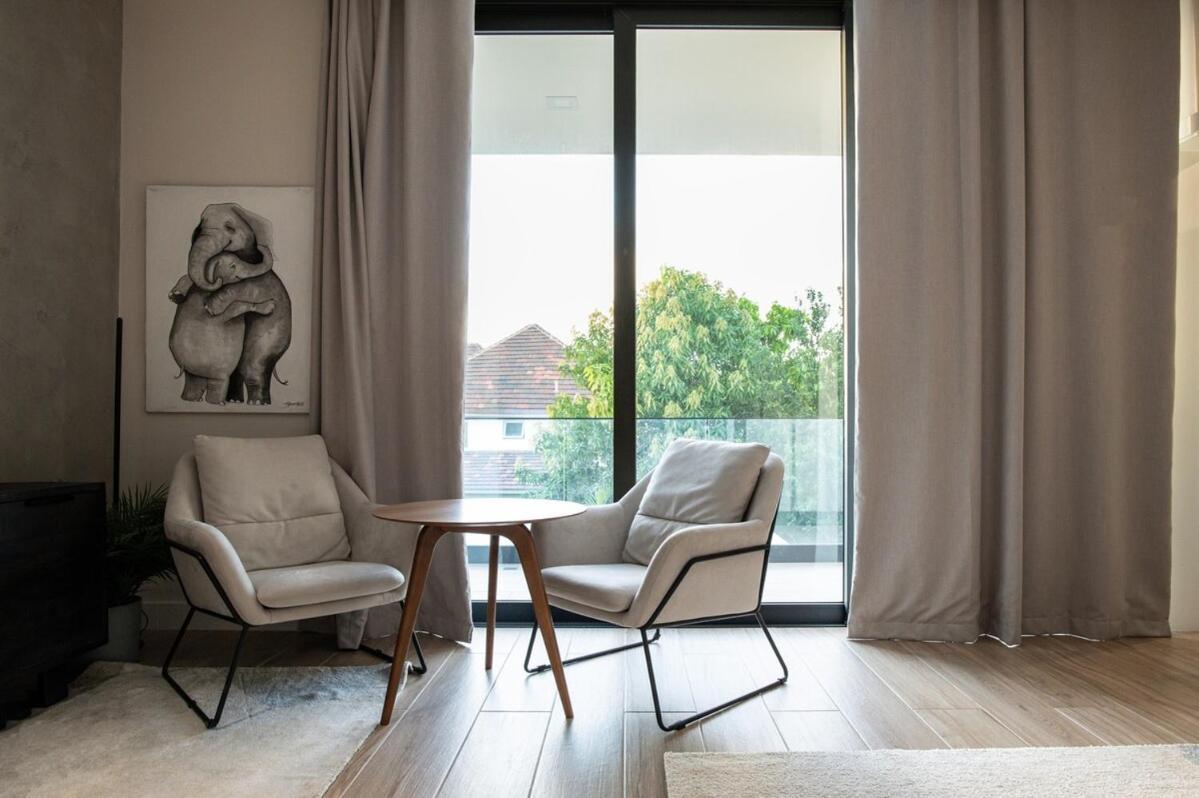 Modern Louis 6-bdr In With Maid Villa *