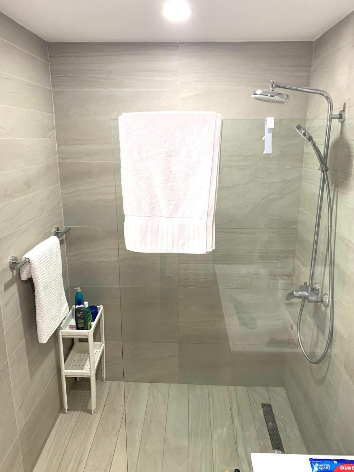 Luxurious Spacious 2-bedroom Apartment, Steps From Apartamento *