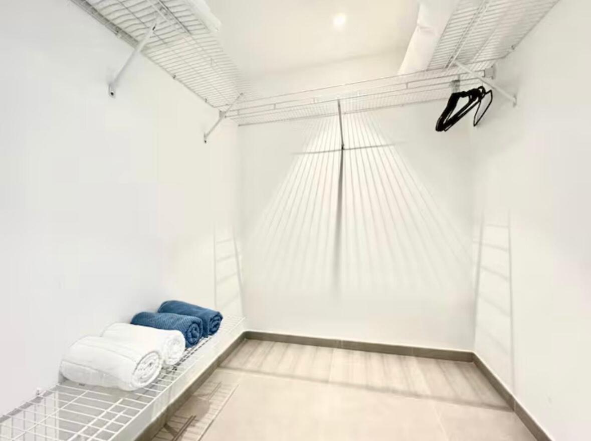 Modern 2br With Golf View, Pool Front Oasis Apartment