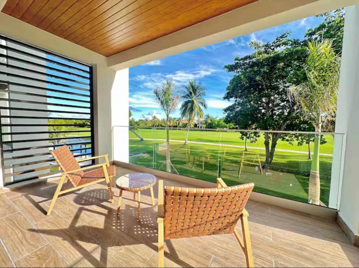Apartment Modern 2br With Golf View, Pool Front Oasis