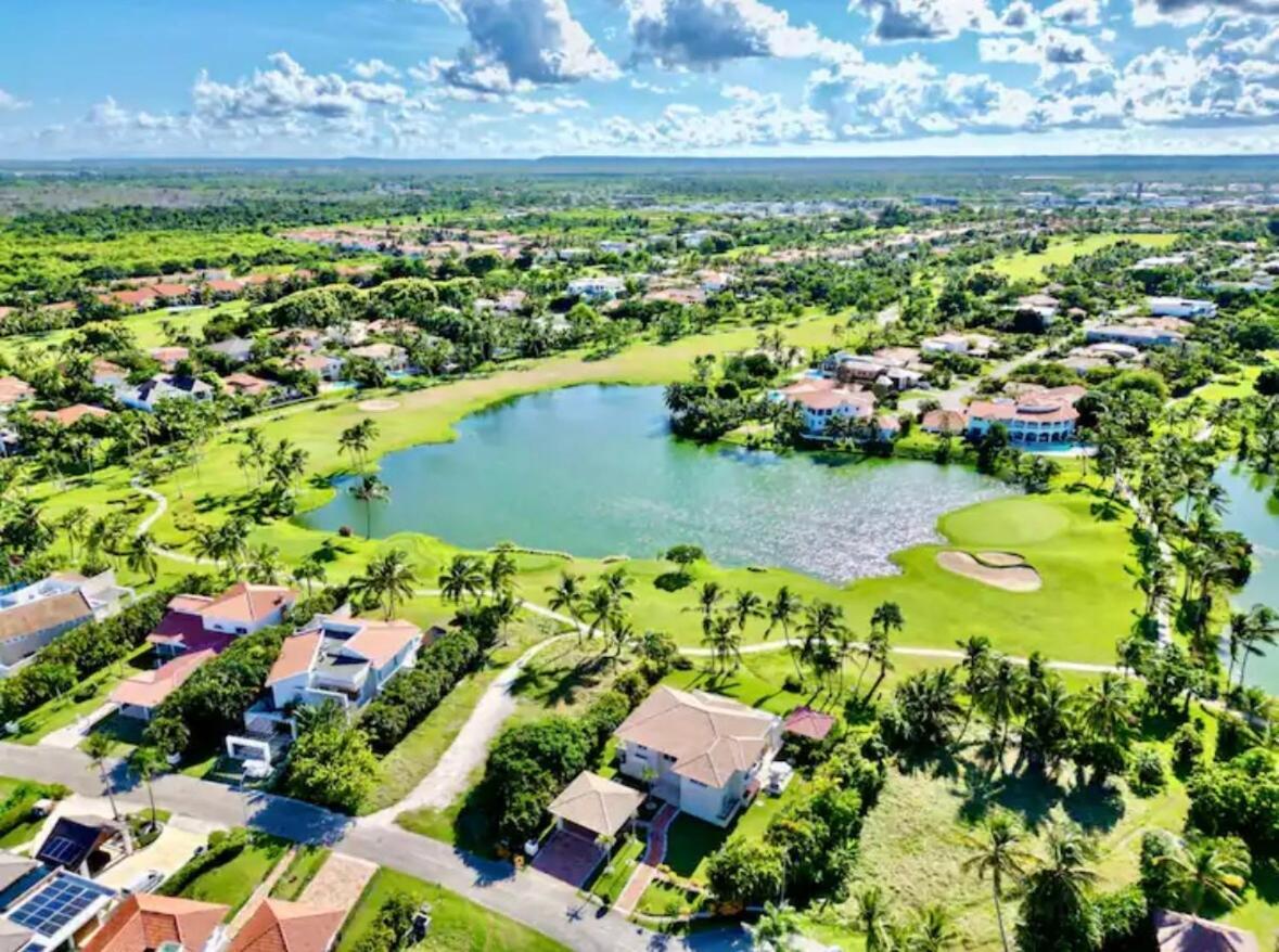 Modern 2br With Golf View, Pool Front Oasis Apartment