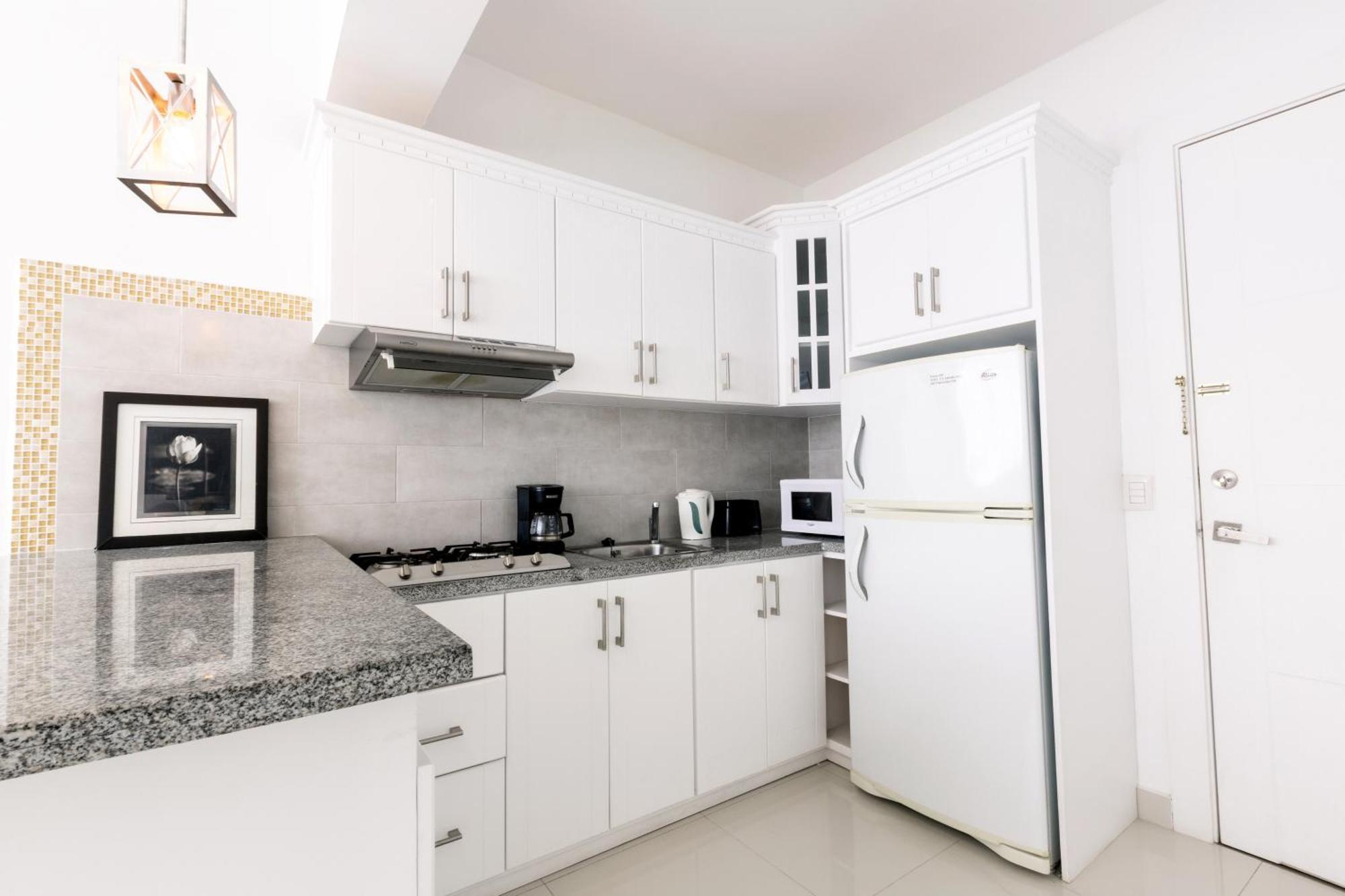 Serenara Studios And Suites - Los Corales Beach - Great Location With Many Restaurants Apartahotel