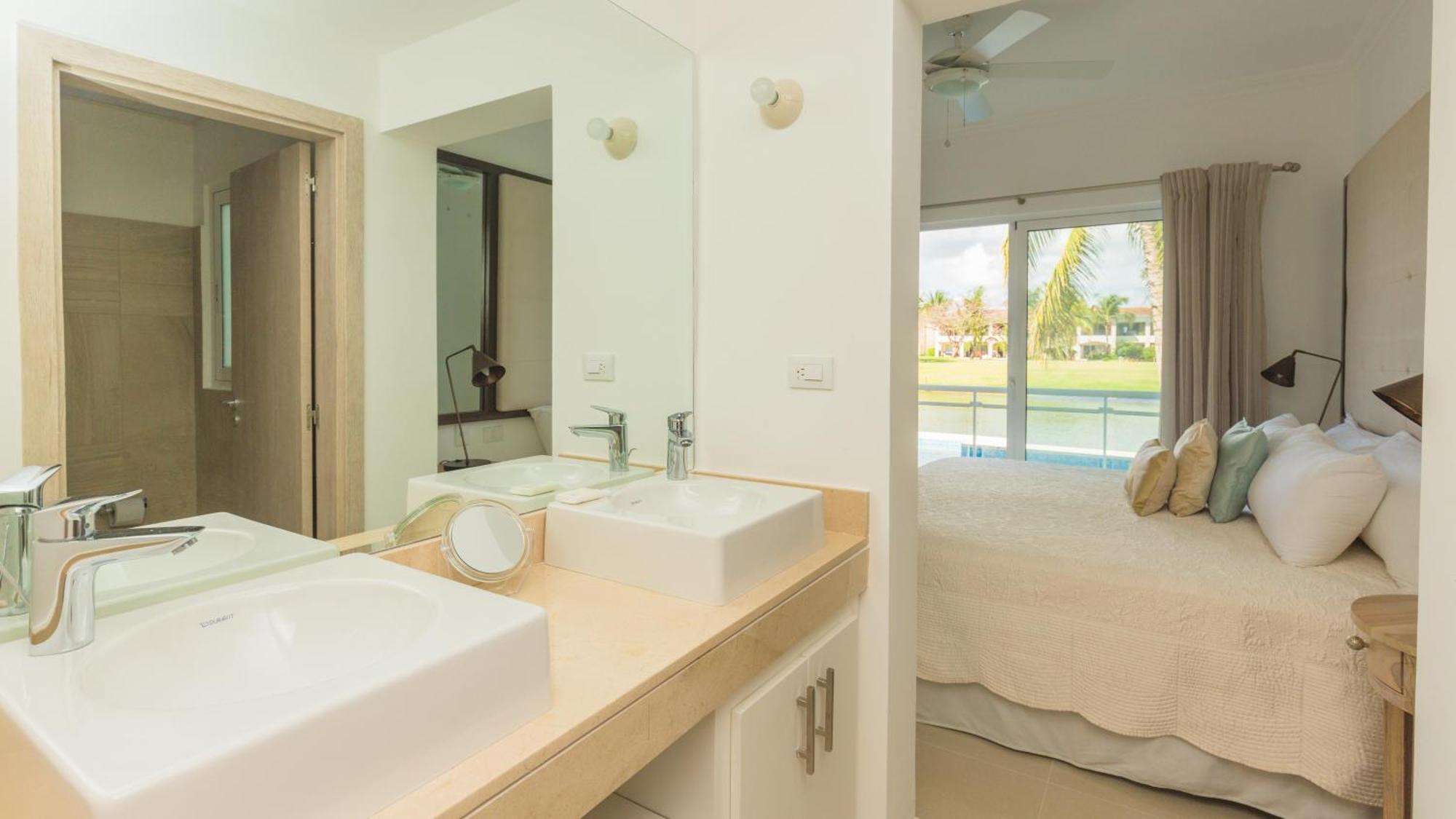 Cocotal Lake Village B102 - Golf Gated Community, Free Wi-fi Punta Cana