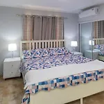 Nely y Pietro share apartment