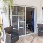 Nely y Pietro share apartment