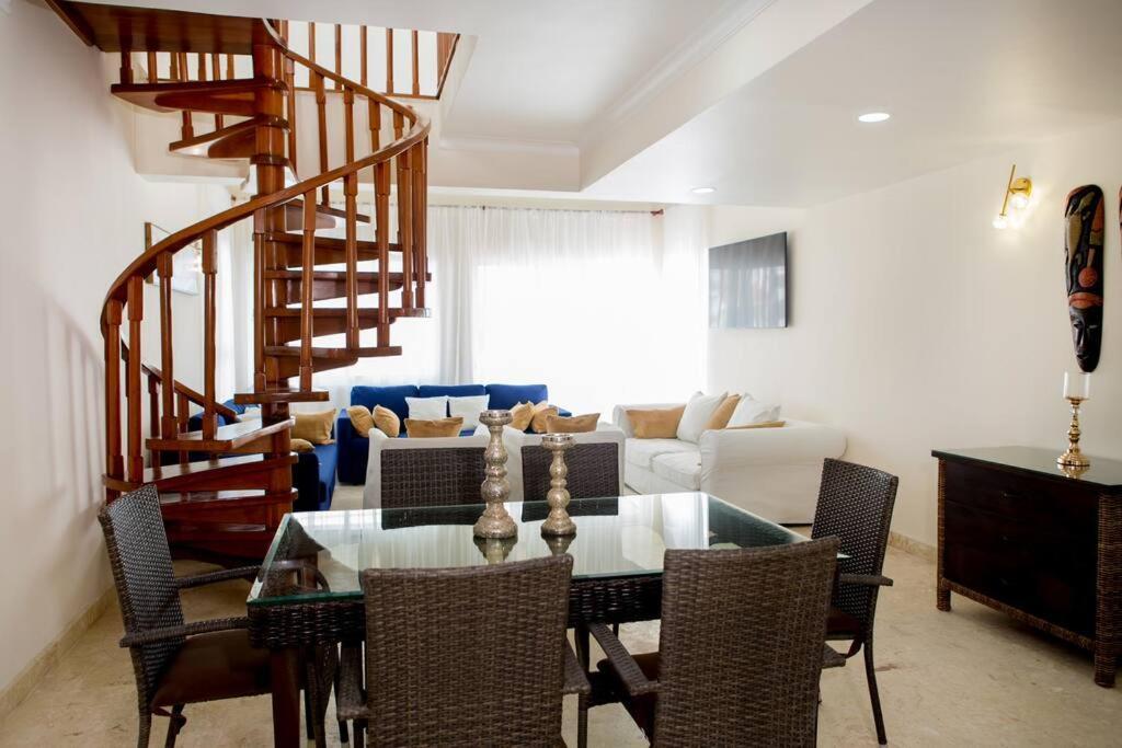 Pristine 4br Beachfront Getaway With Pool & Rooftop Apartamento