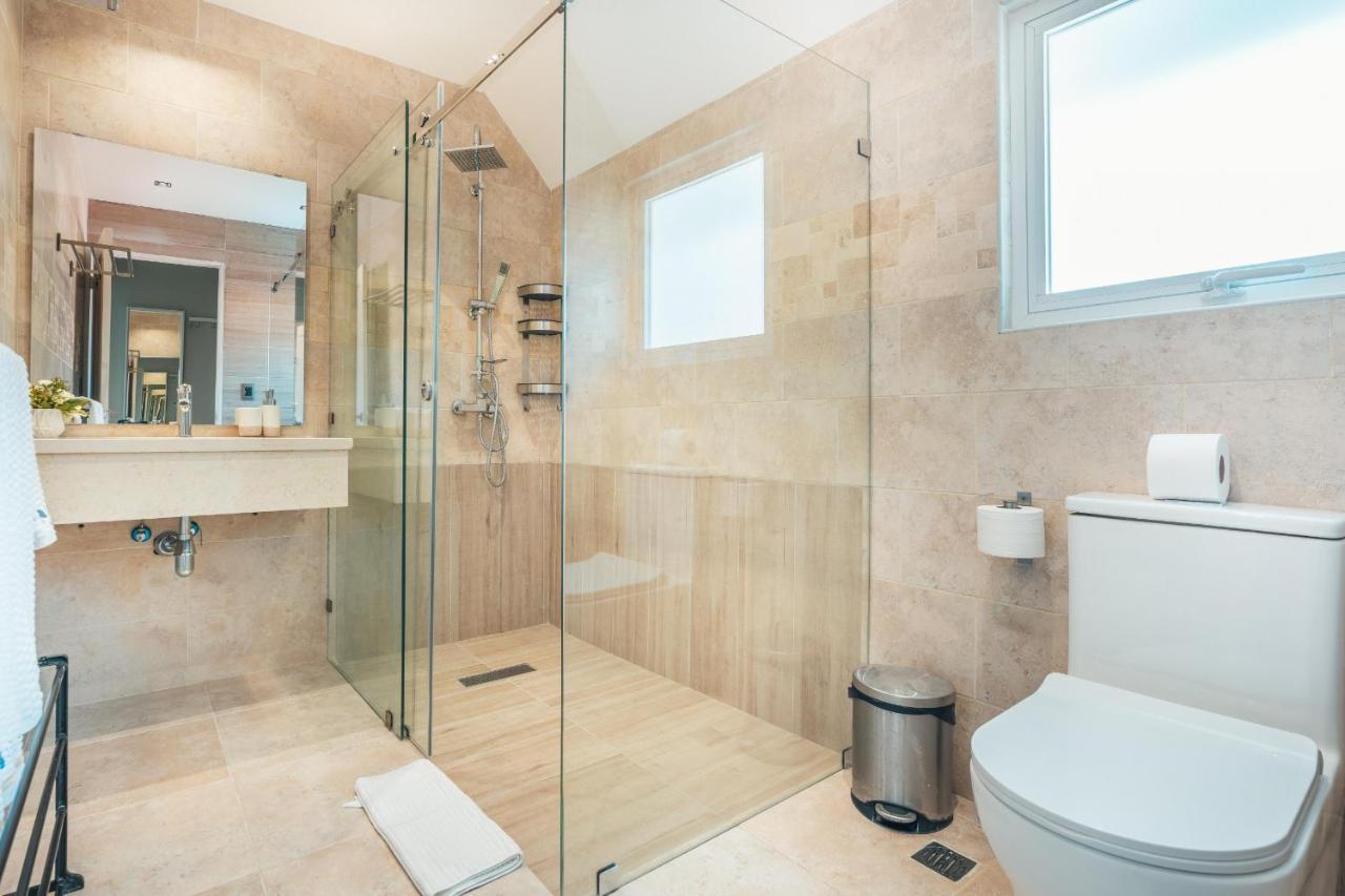 Enjoy Modern Pet And Family Friendly B6