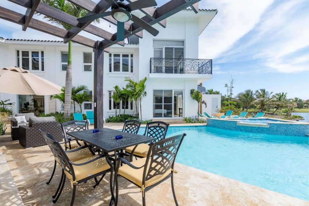 Villa Paraiso Front With Chef And Maids *
