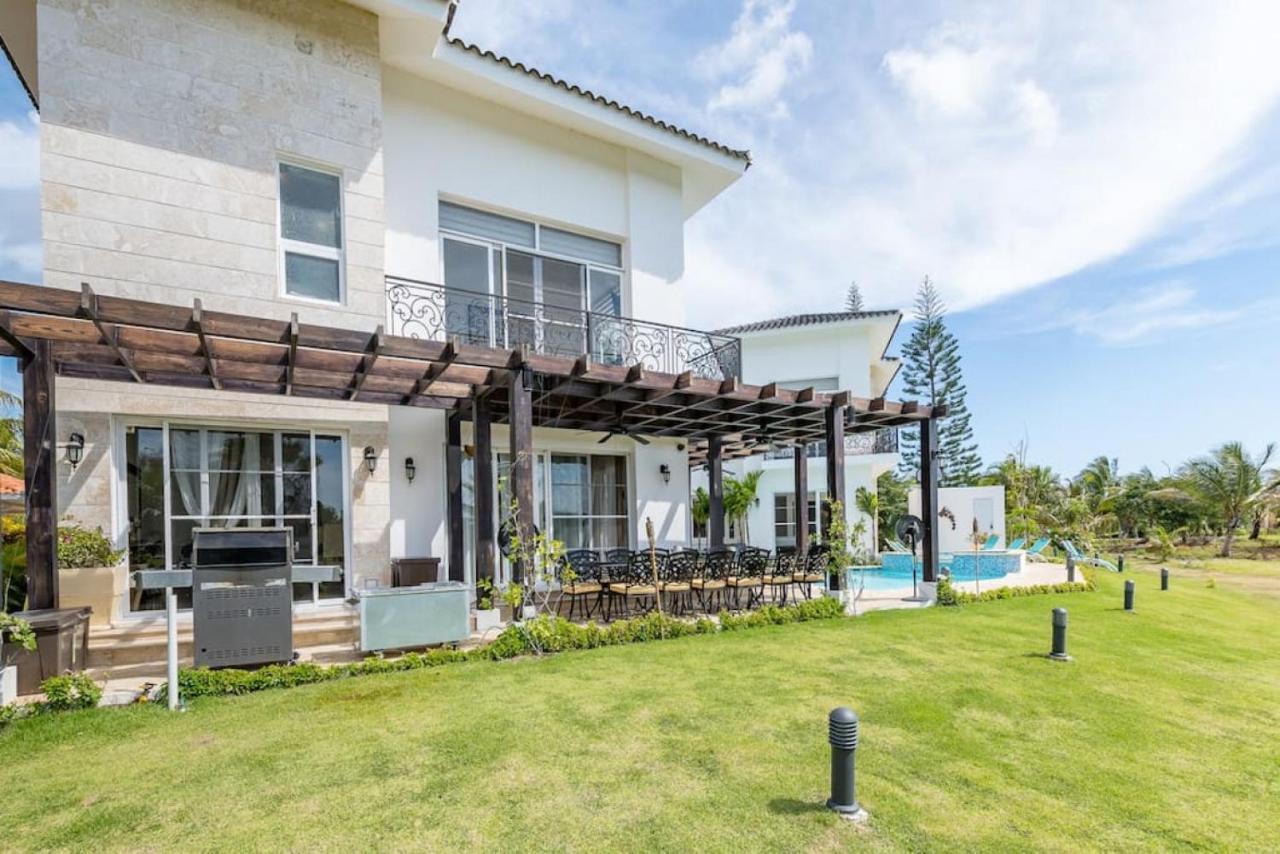 Paraiso Front With Chef And Maids Villa