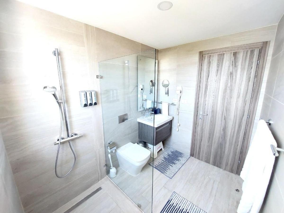 Beach-style 2br Across From Hard Rock