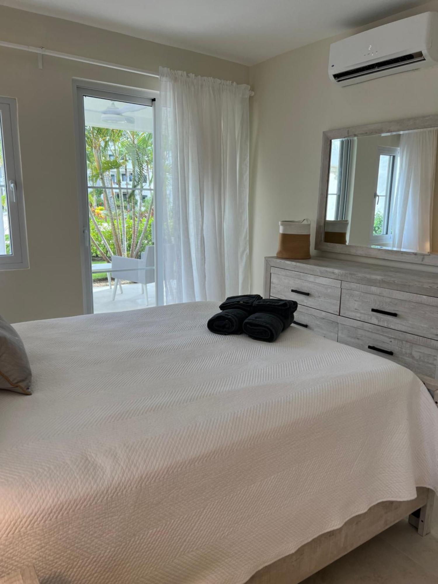 Fully Renovated Beachfront 1br In The Gated Stanza Mare Community With A Private Beach, Pool, Onsite Restaurant And Modern Amenities Such As Refrigerator, Dishwasher, Filtered Water, Microwave, Bbq, Washer Dryer, Bamboo Linens, Free Wi-fi Apartamento Punta Cana