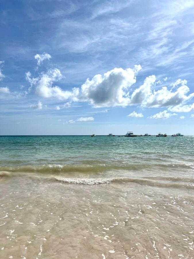 Apartamento Fully Renovated Beachfront 1br In The Gated Stanza Mare Community With A Private Beach, Pool, Onsite Restaurant And Modern Amenities Such As Refrigerator, Dishwasher, Filtered Water, Microwave, Bbq, Washer Dryer, Bamboo Linens, Free Wi-fi *