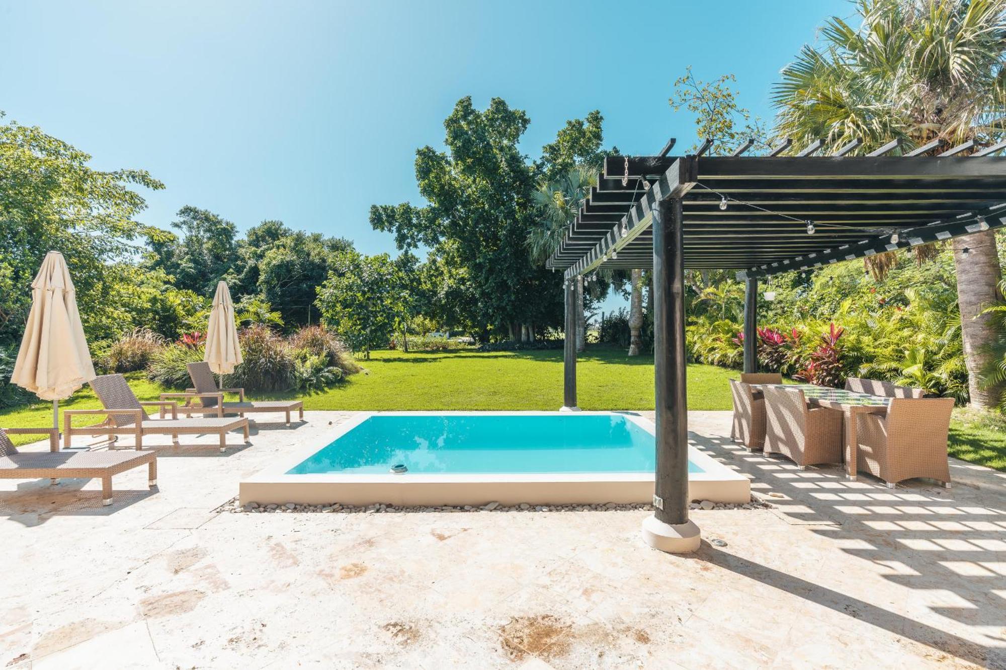Сasa de vacaciones Spacious House At Village With Picuzzi Cb