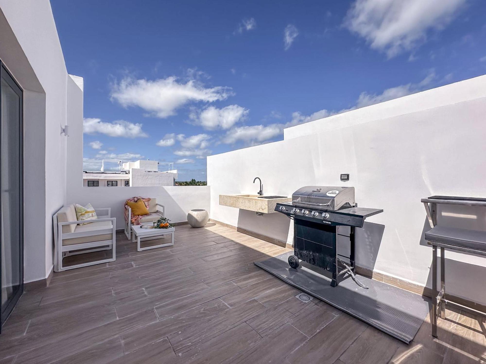 Fantastic New Penthouse W Rooftop Picuzzi *