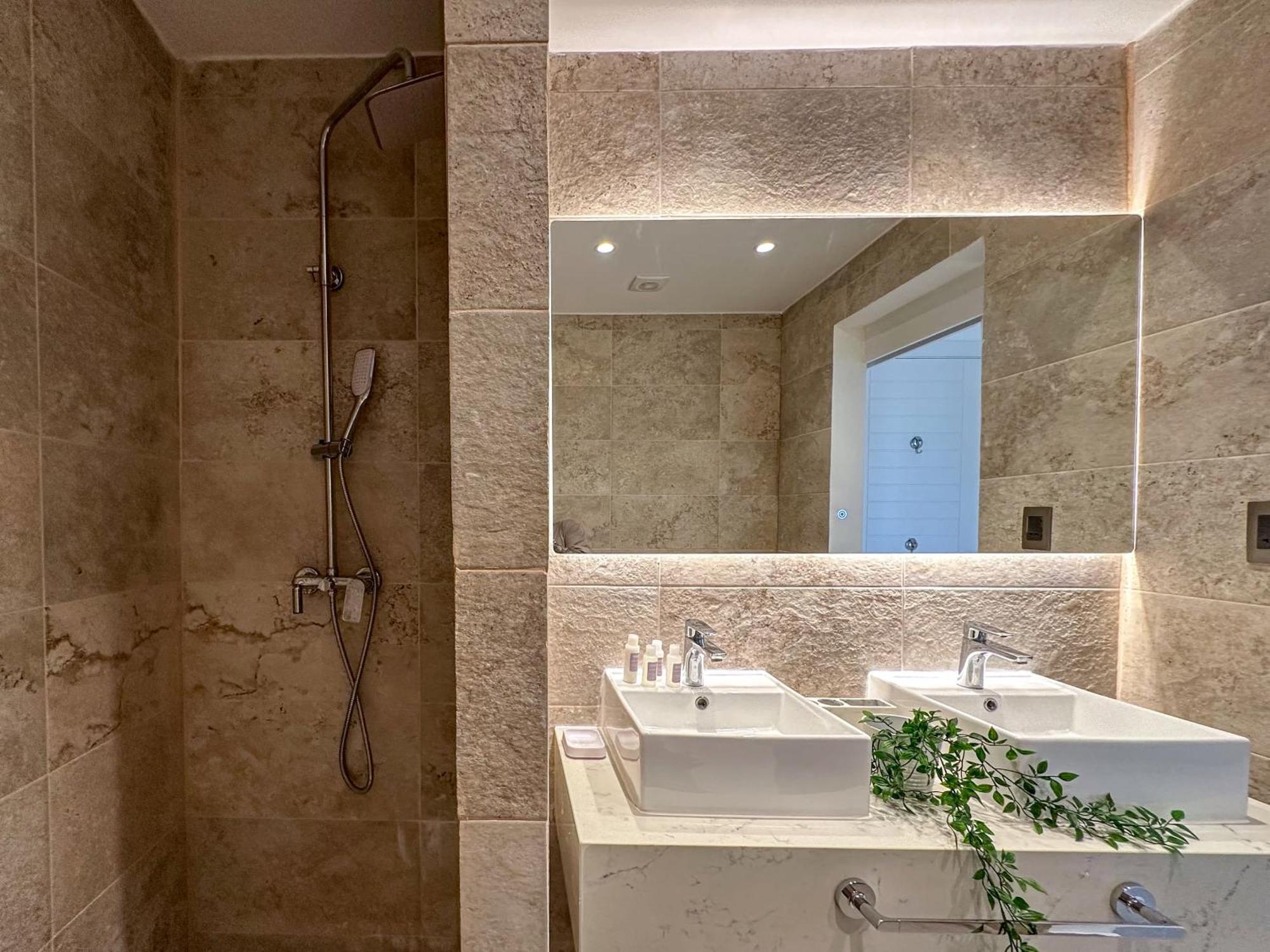 Fantastic New Penthouse W Rooftop Picuzzi *