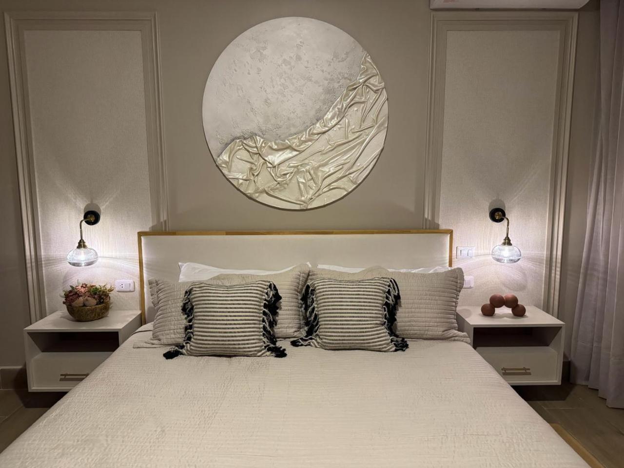 Exclusive * Private And Housekeeping *