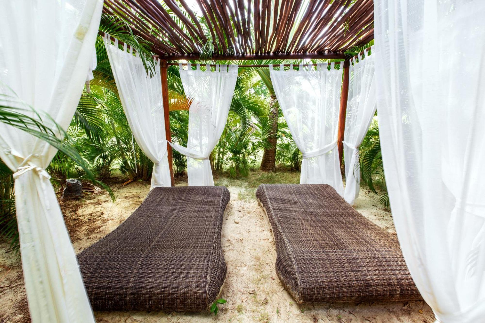 Tropicana Deluxe Beach Club And Pool - Playa Los Corales Hotel