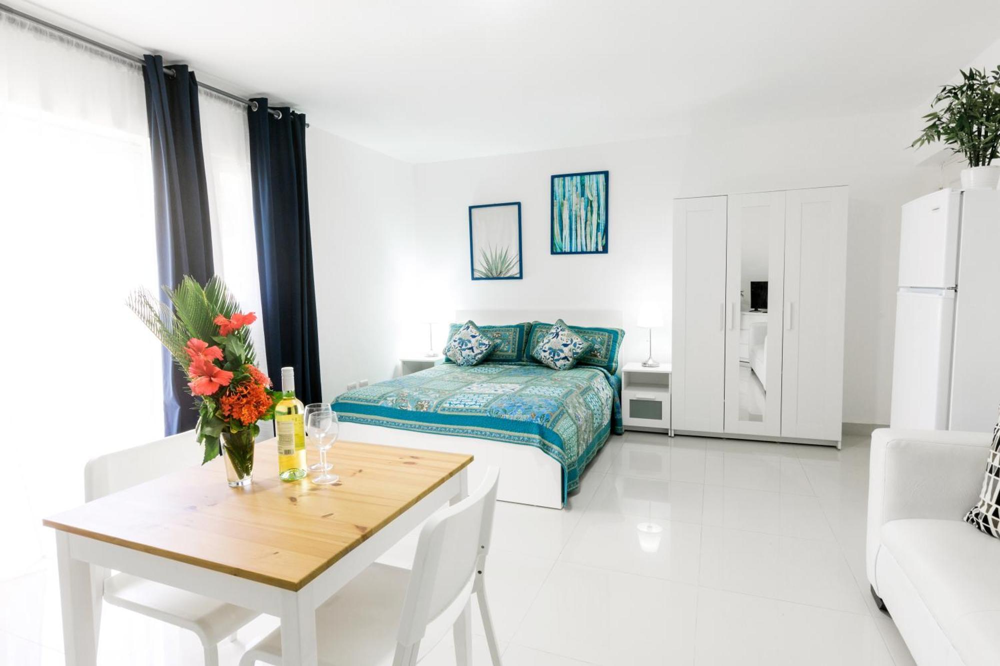 Tropicana Deluxe Beach Club And Pool - Playa Los Corales Hotel