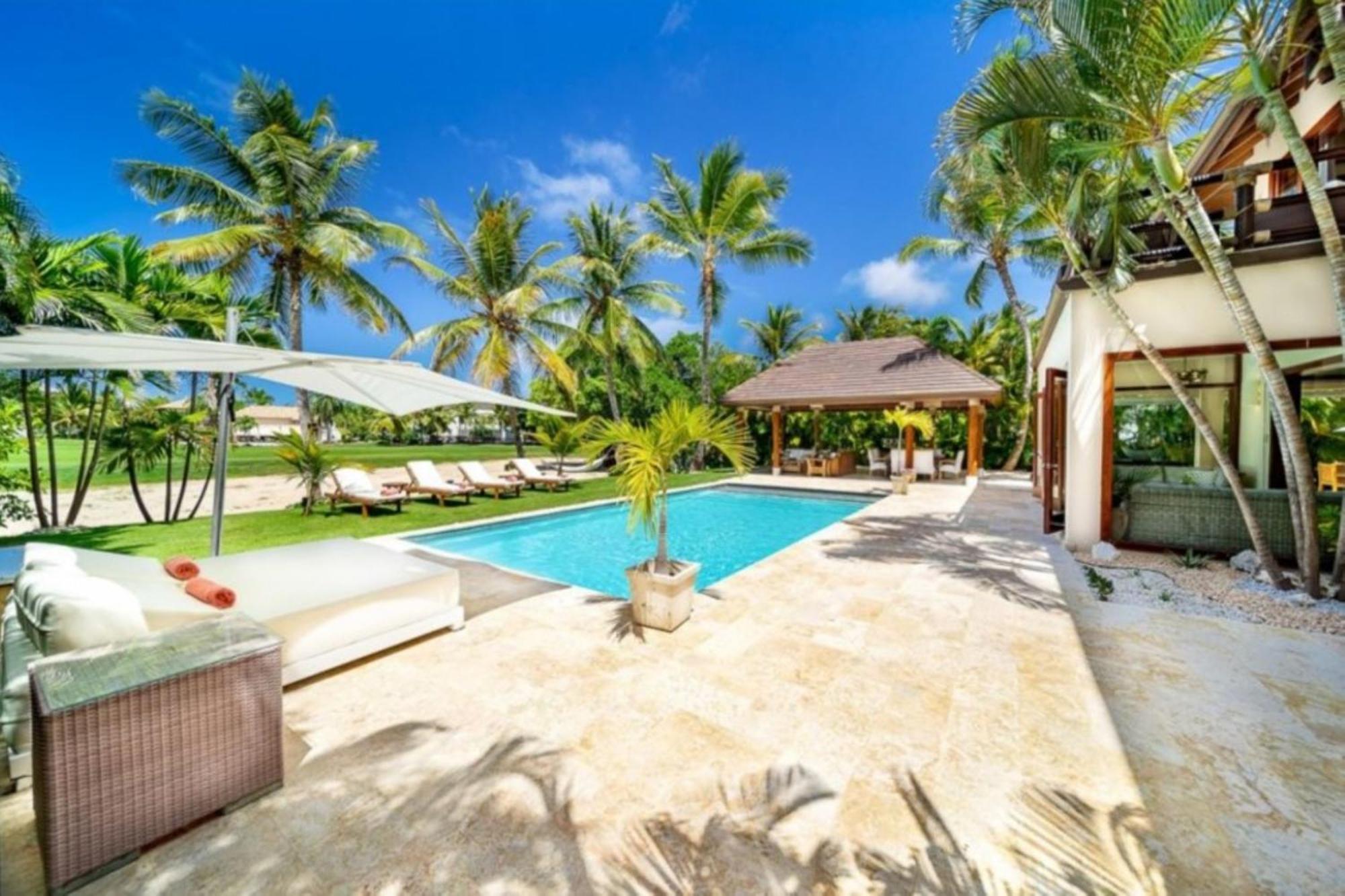 Imagine Being In The Middle Of Paradise With The Soft Sea Breeze *