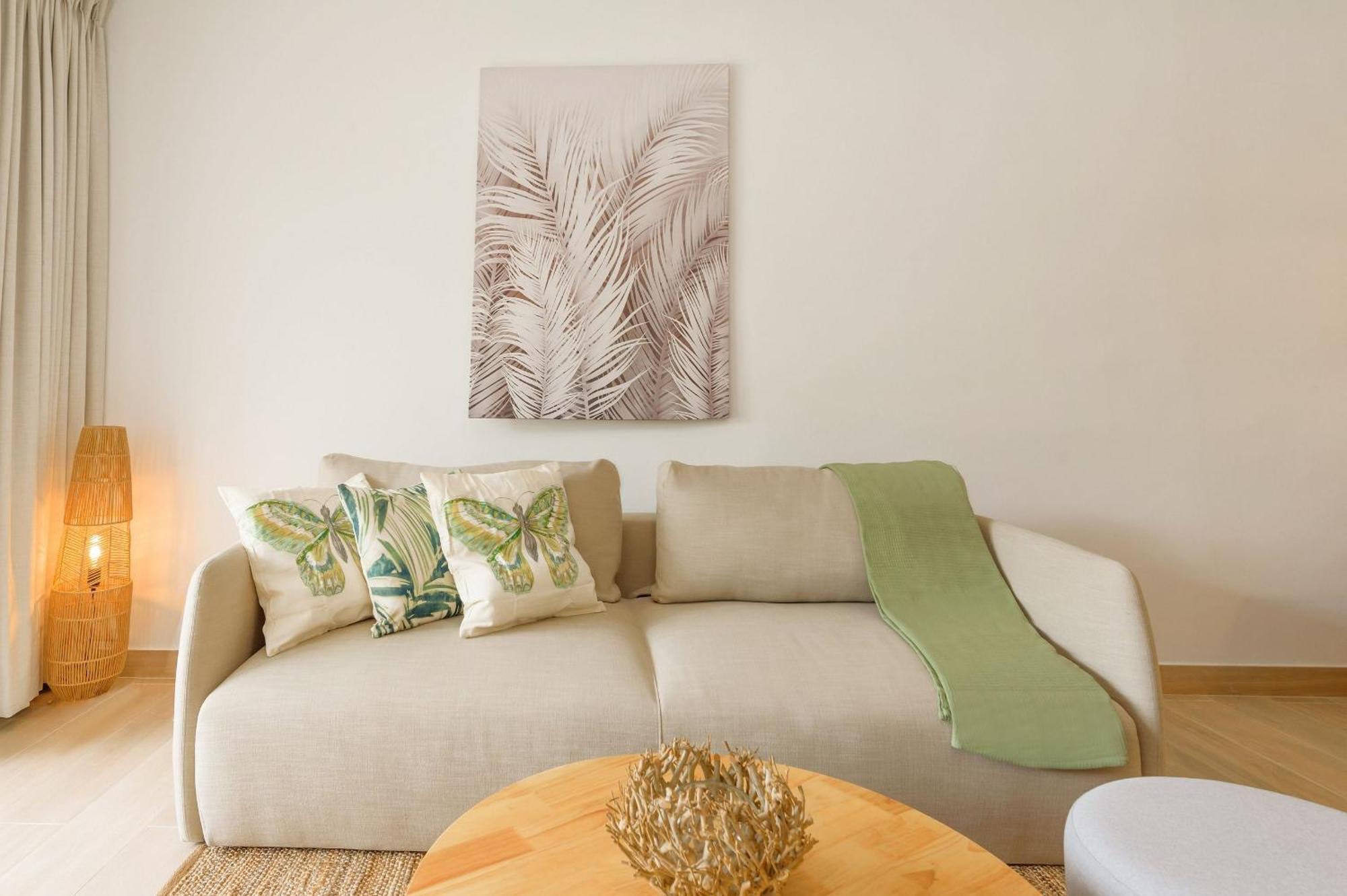 Beautiful With Direct Access To The Pool
