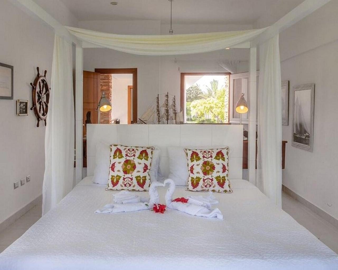 Luxury With Maid Bed and breakfast