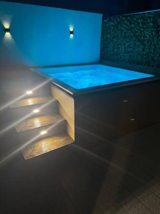 3br Oasis Downtown With Private Jacuzzi Villa
